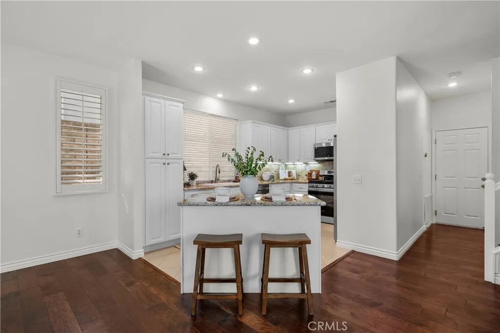 28330 Medlar Drive, Valencia, California 91354 home-pic-4